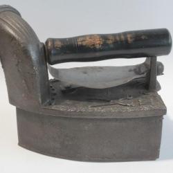 Ancien Fer &agrave; repasser &agrave; charbon