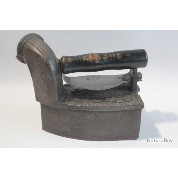 Ancien Fer � repasser � charbon