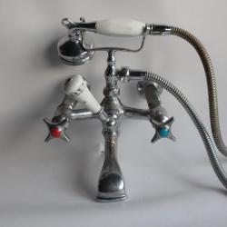 Ancien robinet de baignoire c&eacute;ramique et inox