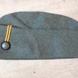 Calot suisse. Mod&egrave;le transformable cagoule pour l'hiver avec galons