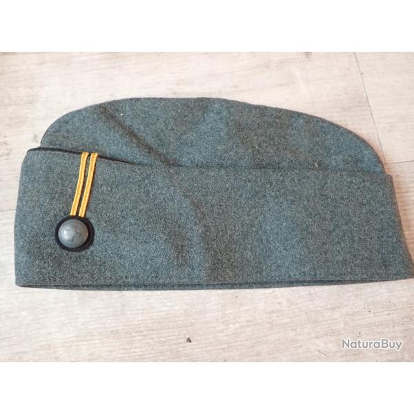 Calot suisse. Mod�le transformable cagoule pour l'hiver avec galons