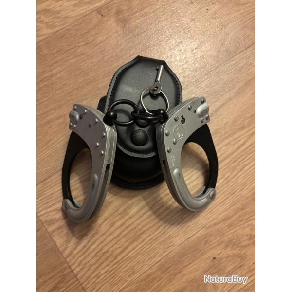 Menottes administratives - verrouillage bouton poussoir Avec cl� ronde et porte menottes GK