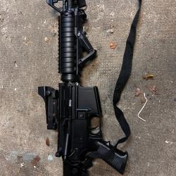 Fusil colt M4A1 CQBR NOIR AEG silencieux/red dot/poign&eacute;e angulaire avec 2 chargeurs