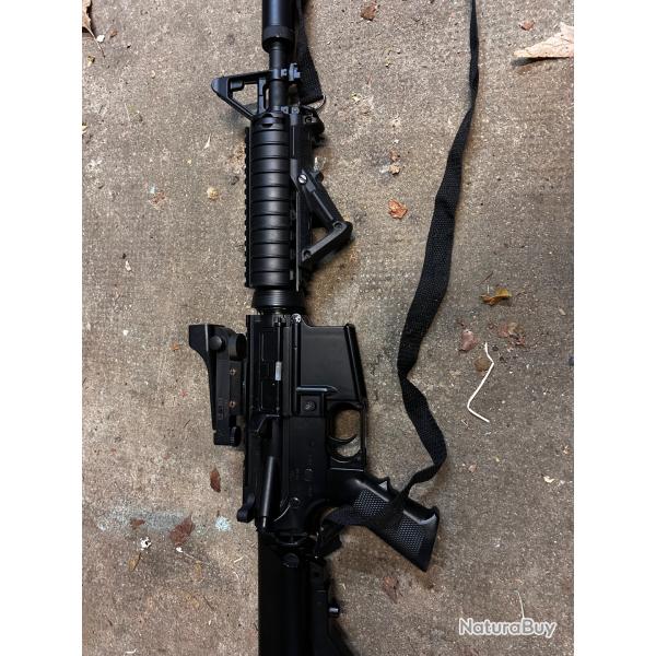 Fusil colt M4A1 CQBR NOIR AEG silencieux/red dot/poign�e angulaire avec 2 chargeurs