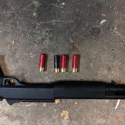 Fusil &agrave; pompe avec 4 cartouches