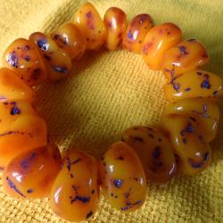 SUPER MASSIF ET TRES BEAU BRACELET EN PIERRE D'AMBRE D'IMITATION, OBJET MAGNIFIQUEMENT REUSSI