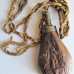 POIRE &Agrave; POUDRE en laiton. P.F.D.F. &agrave; Paris, d&eacute;cor&eacute;e de troph&eacute;es.19&deg;si&egrave;cle.