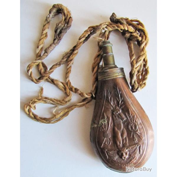 POIRE � POUDRE en laiton. P.F.D.F. � Paris, d�cor�e de troph�es.19�si�cle.