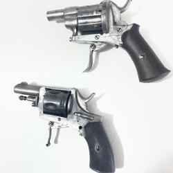 Lot de deux buldogs 320