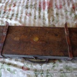 Tr&egrave;s belle mallette porte fusil en cuir ancienne