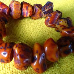EXCELLENTISSIME BRACELET EN PIERRES BRUTES D'AMBRE D'IMITATION, OBJET SEMI-BRILLANT SATINE ET TOP