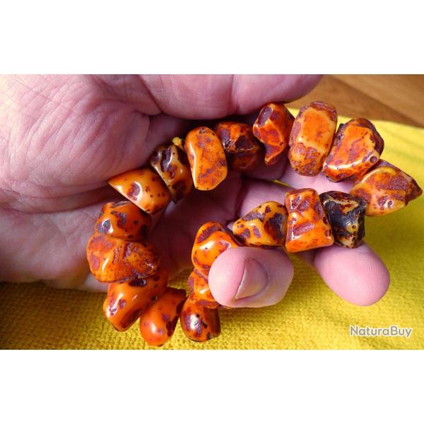 EXCELLENTISSIME BRACELET EN PIERRES BRUTES D'AMBRE D'IMITATION, OBJET SEMI-BRILLANT SATINE ET TOP