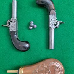 Paire de pistolets &agrave; coffre &agrave; percussion poudre noire et &agrave; balle forc&eacute;e calibre 44