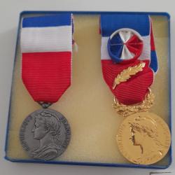 Deux m&eacute;dailles comm&eacute;moratives