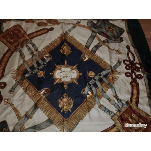 carr� foulard vintage  "marc roziers  100% soie  sabretages et gibernes   88  X 86  cm