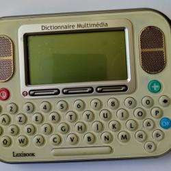 Dictionnaire &eacute;lectronique fran&ccedil;ais parlant et ergonomique avec de larges touches