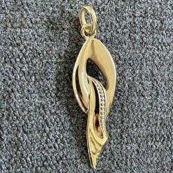 Pendentif f&eacute;minin en or massif 18 carats