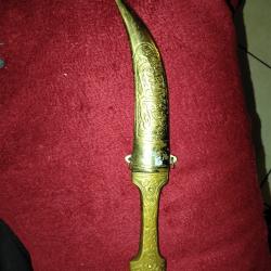 Dague arabe ancienne avec motifs grav&eacute;s