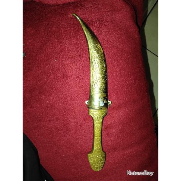 Dague arabe ancienne avec motifs grav�s