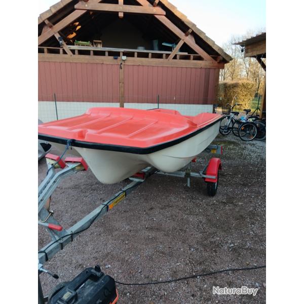 Bateau Tabur 4 en fibre de verre, et non en abs, fait par carrossier, �paisseur fibre 0,50 cm.