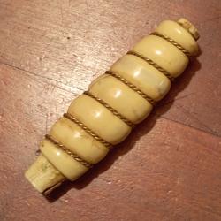 Une fus&eacute;e cellulo&iuml;d sur bois