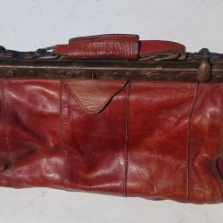 ANCIEN SAC EN CUIR ROUGE GENRE SACOCHE DE VOYAGE