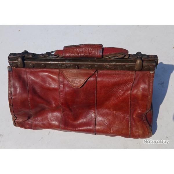 ANCIEN SAC EN CUIR ROUGE GENRE SACOCHE DE VOYAGE