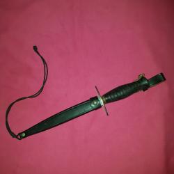 Poignard de Combat B&eacute;rets Rouges Mod&egrave;le 4