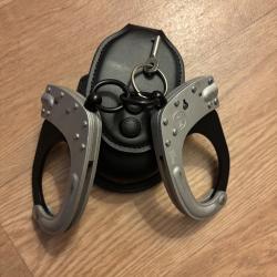 Menottes RIVOLIER double s&eacute;curit&eacute; bouton poussoir + porte menottes GK pro