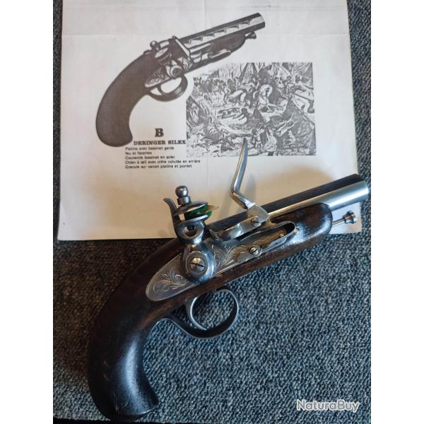 Pistolet derringer � silex finement cisel� tout monomatricule en acier et bois