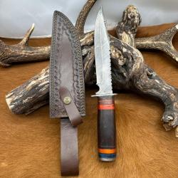 Couteau Bowie lame acier damas 256 couches manche en Noyer ref NBC29