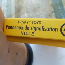 boite de 6 panneaux de signalisation  ville de dinky toys;neufs
