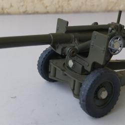 V&eacute;hicule militaire Canon de 105 mm.