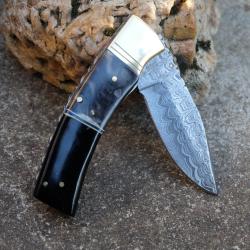 Beau Couteau Damas Lame Drop Point 128 Couches Manche B&eacute;lier & R&eacute;sine Fabric Artisanale Linerlock 03