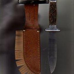 couteau style western ,&eacute;tui frange. Lame 12 cm , genre couteau scout bas de gamme