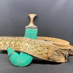 BEAU POIGNARD JAMBIYA ET SA CEINTURE, POIGNEE EN CORNE, COUTEAU ARABIQUE