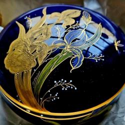 Bo&icirc;te Porcelaine Limoges Sign&eacute;e R. Rosier - d&eacute;cor iris et libellule Art Nouveau,aprox.15cm