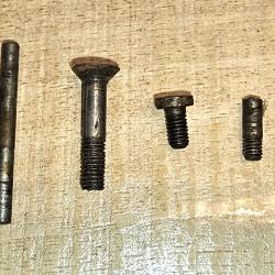 Lot de pi&egrave;ces - Axes et vis - ARTISAN ESPAGNOL juxtapos&eacute; - Cal. 12/70 - OCCASION