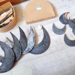 Lot de 5 visi&egrave;res de shako ou casque &agrave; pointe ? dans boite d'origine + accessoires