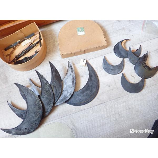 Lot de 5 visi�res de shako ou casque � pointe ? dans boite d'origine + accessoires