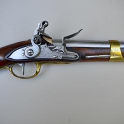 Pistolet silex mle 1763-66 1er type construit  &agrave; la manufacture de Maubeuge en 1769, beaux marquages