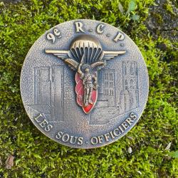 Grosse m&eacute;daille de table en  bronze du 9&deg; R&eacute;giment Chasseurs Parachutistes.
