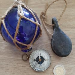Petite d&eacute;co marine ancienne, poulie, boussole et flotteur en verre.