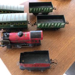 TRAIN ET WAGONS M&Eacute;CANIQUES HORNBY locomotive tender et 4 wagons