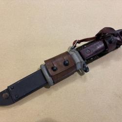 Ba&iuml;onnette russe d'AK-47 avec fourreau et num&eacute;ros de matricule