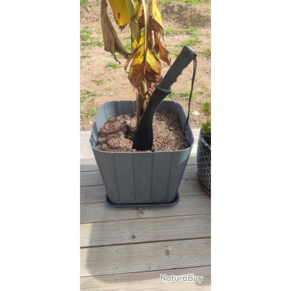 Machette "KUKRI"  de survie avec �tui et kit de survie dans le manche