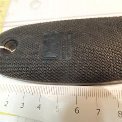 Plaque de couche de fusil de chasse. Marque : Manufrance                                       (1)