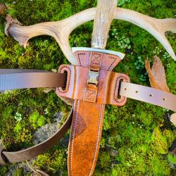 ensemble de traque, dague, fourreau, porte fourreau, et ceinturon cuir &eacute;cusson t&ecirc;te de sanglier / 2