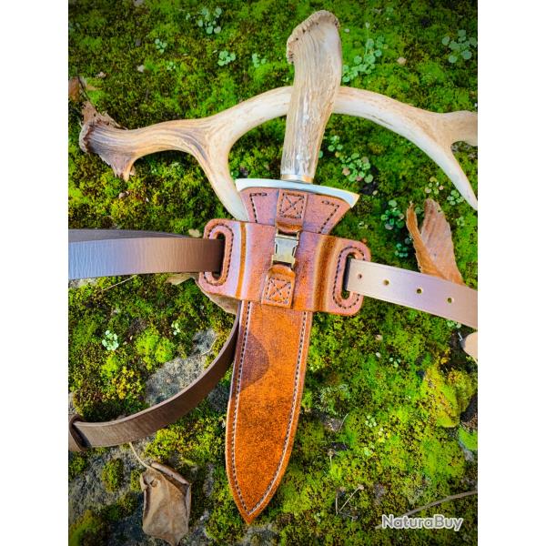 ensemble de traque, dague, fourreau, porte fourreau, et ceinturon cuir �cusson t�te de sanglier / 2