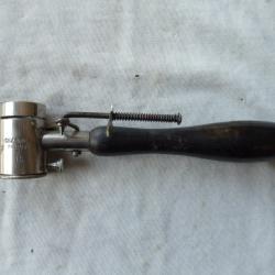 1 chargette niveleuse gradu&eacute;e en cuivre nickel&eacute;.